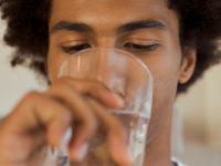Dreng drikker vand fra glas