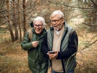 Ældre par går i skoven